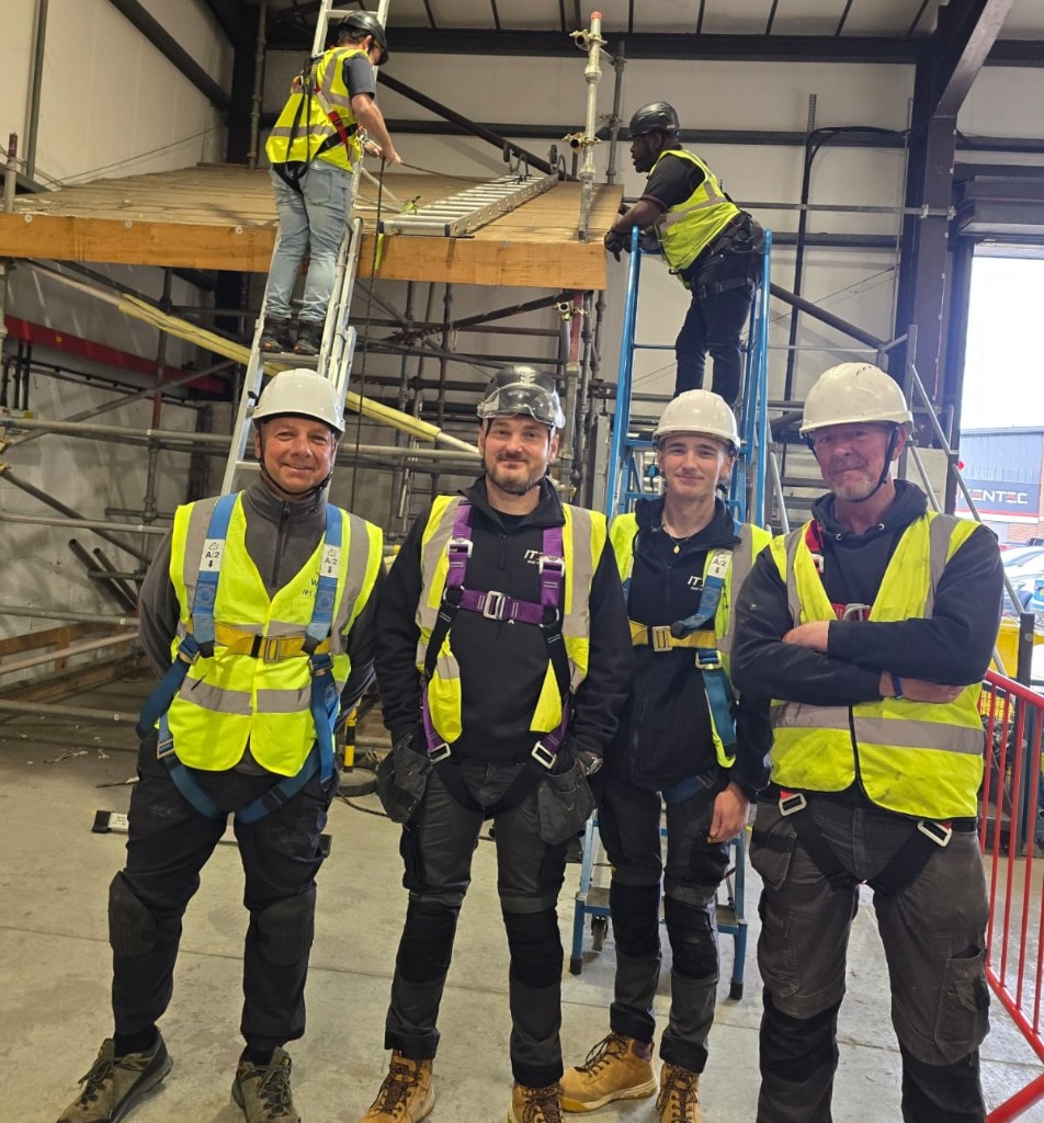 Berkshire WiFi team on Tetra working at heights ladder training